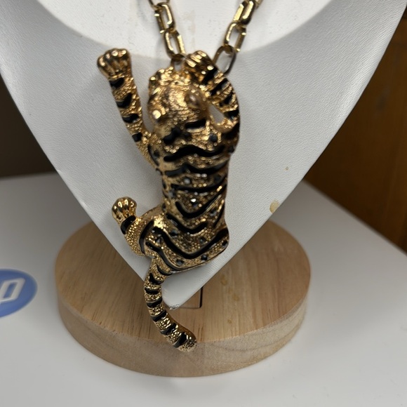 Jewelry - Tiger Necklace with necklace w/green eyes 30 inches